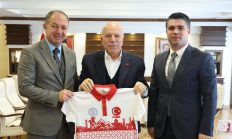 BAŞKAN SEKMEN’E ERZURUM TEMALI FORMA