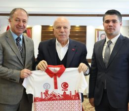 BAŞKAN SEKMEN’E ERZURUM TEMALI FORMA