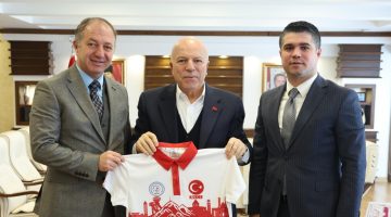 BAŞKAN SEKMEN’E ERZURUM TEMALI FORMA