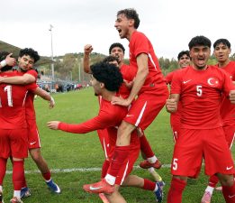 GÖZÜNÜ AY-YILDIZLI FORMA İÇİN ‘KARA’RTTI ARDA GÜLER VARİ ASİSTLER!