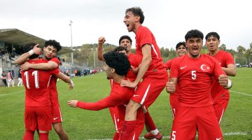 GÖZÜNÜ AY-YILDIZLI FORMA İÇİN ‘KARA’RTTI ARDA GÜLER VARİ ASİSTLER!
