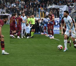 ŞAMPİYON  KARİZMAYI KRALI İLE  KURTARDI