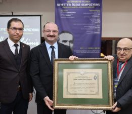 ATAÜNİ’DEN BÜYÜK BİBLİYOGRAFYACI ÖZEGE’YE VEFA