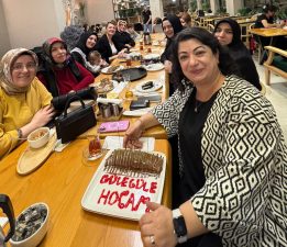 VELİLERDEN CANAN ÖĞRETMENE PASTALI BÖREKLİ UĞURLAMA