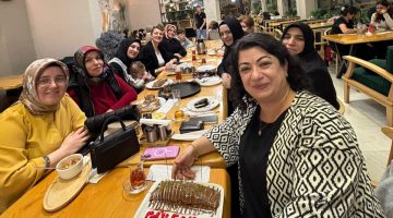 VELİLERDEN CANAN ÖĞRETMENE PASTALI BÖREKLİ UĞURLAMA