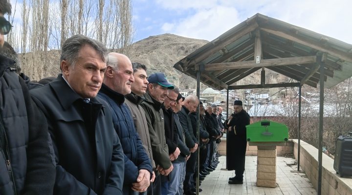 ANNESİNİ KAYBEDEN ŞAHİN’DEN EN ZOR PAYLAŞIM!