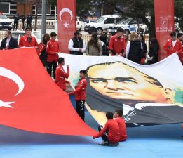 GENÇLİĞİN HAFTASI ÇELENK SUNUMUYLA BAŞLADI