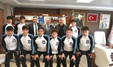 ÇAKMUR FUTSALDA TARİH YAZAN BİZİM ÇOCUKLARI KUTLADI