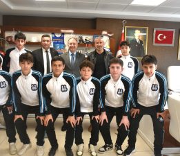 ÇAKMUR FUTSALDA TARİH YAZAN BİZİM ÇOCUKLARI KUTLADI