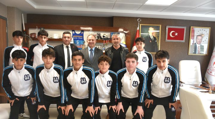 ÇAKMUR FUTSALDA TARİH YAZAN BİZİM ÇOCUKLARI KUTLADI