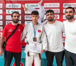 RAKİPLERİ TATAMİDE KAYA’YA TOSLADI!