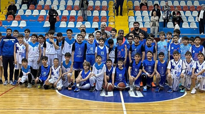MİNİKLERİN POTADA DEV KAPIŞMASI