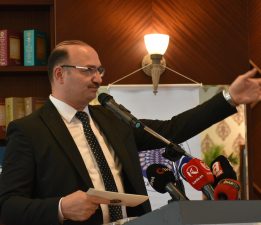 REKTÖR HACIMÜFTÜOĞLU’NU GURURLANDIRAN TABLO: ATAÜNİ DÜNYANIN EN İYİLERİ ARASINDA